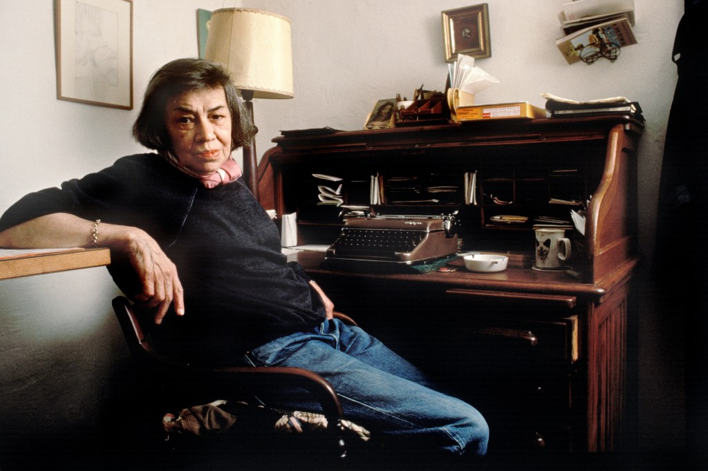 A escritora Patricia Highsmith em 1987, em sua casa, em Locarno, na Suíça