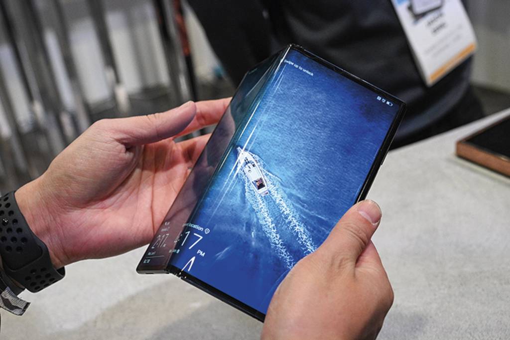 MATE X - A versão dobrável da big tech Huawei foi lançada na China em 2019 e apresentada na Consumer Electronics Show, em Las Vegas, em janeiro de 2020. Quando desdobrado, o aparelho parece um tablet de 20 centímetros na diagonal -