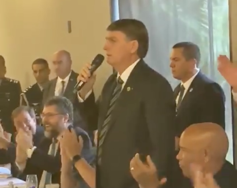 Risos e aplausos, inclusive do chanceler Ernesto Araújo, após o presidente mandar a "puta que o pariu" em uma churrascaria