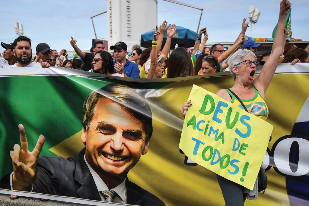 BRAZIL-ELECTION-BOLSONARO-WOMEN-SUPPORTERS ESTRATÉGIA - Bolsonaristas na eleição de 2018: captura do moralismo religioso -