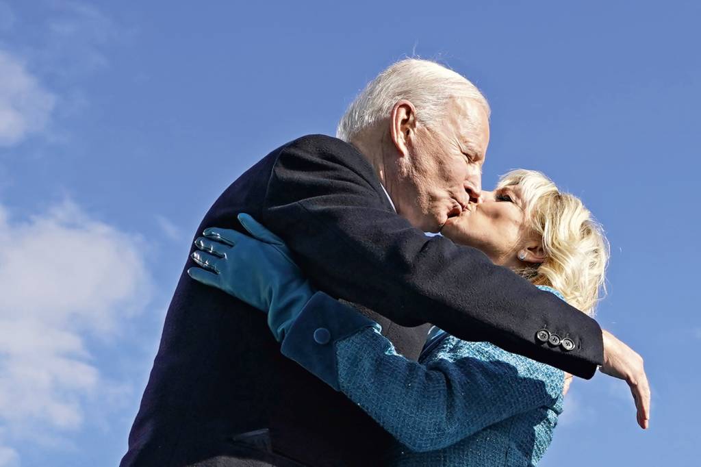 CARINHO - Abraço e beijo no dia da posse: casamento já dura quase meio século -