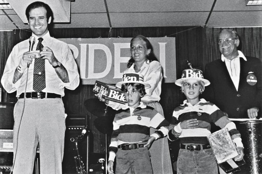 FAMÍLIA - Biden em campanha (1988), com os filhos e o pai: Jill criou os meninos -