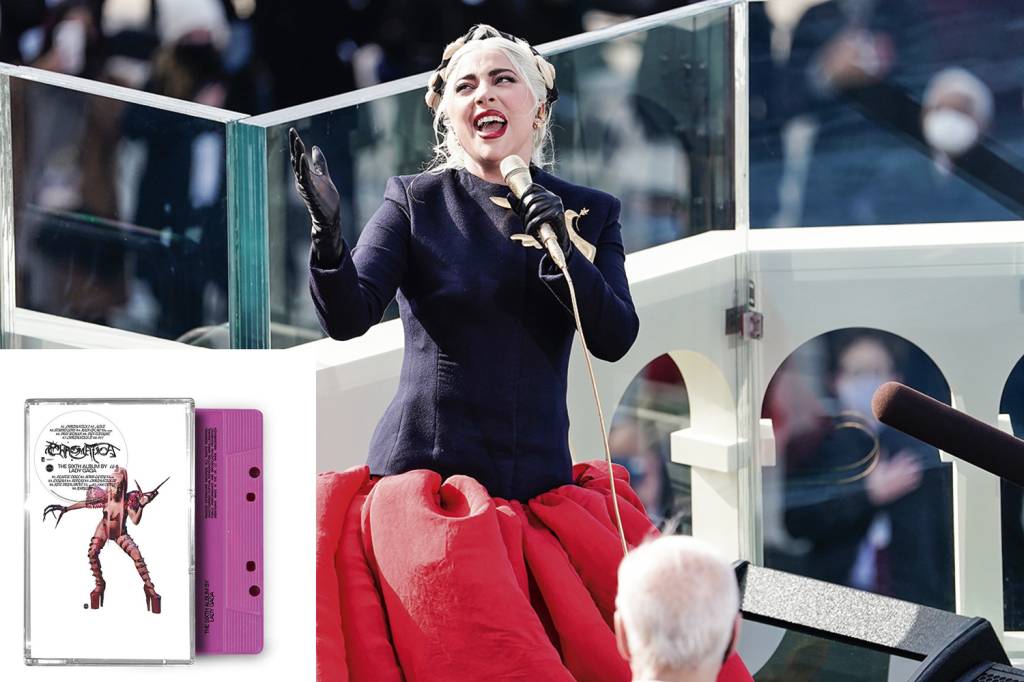 SÓ DIGITAL, NÃO - A caixinha (à esq.) de Lady Gaga (na foto, cantando o hino americano na posse de Biden): para agradar aos fãs que gostam de ter algo em mãos -