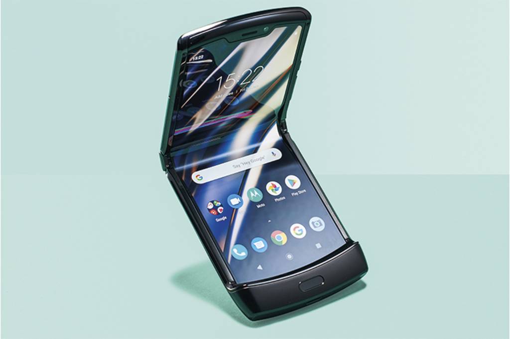 RAZR - O dobrável da Motorola, lançado em fevereiro de 2020, é o mais compacto de todos. Ao contrário de seus concorrentes, o objetivo é ganhar a dimensão de uma tela-padrão quando desdobrado. Seu design lembra os antigos flip phones -