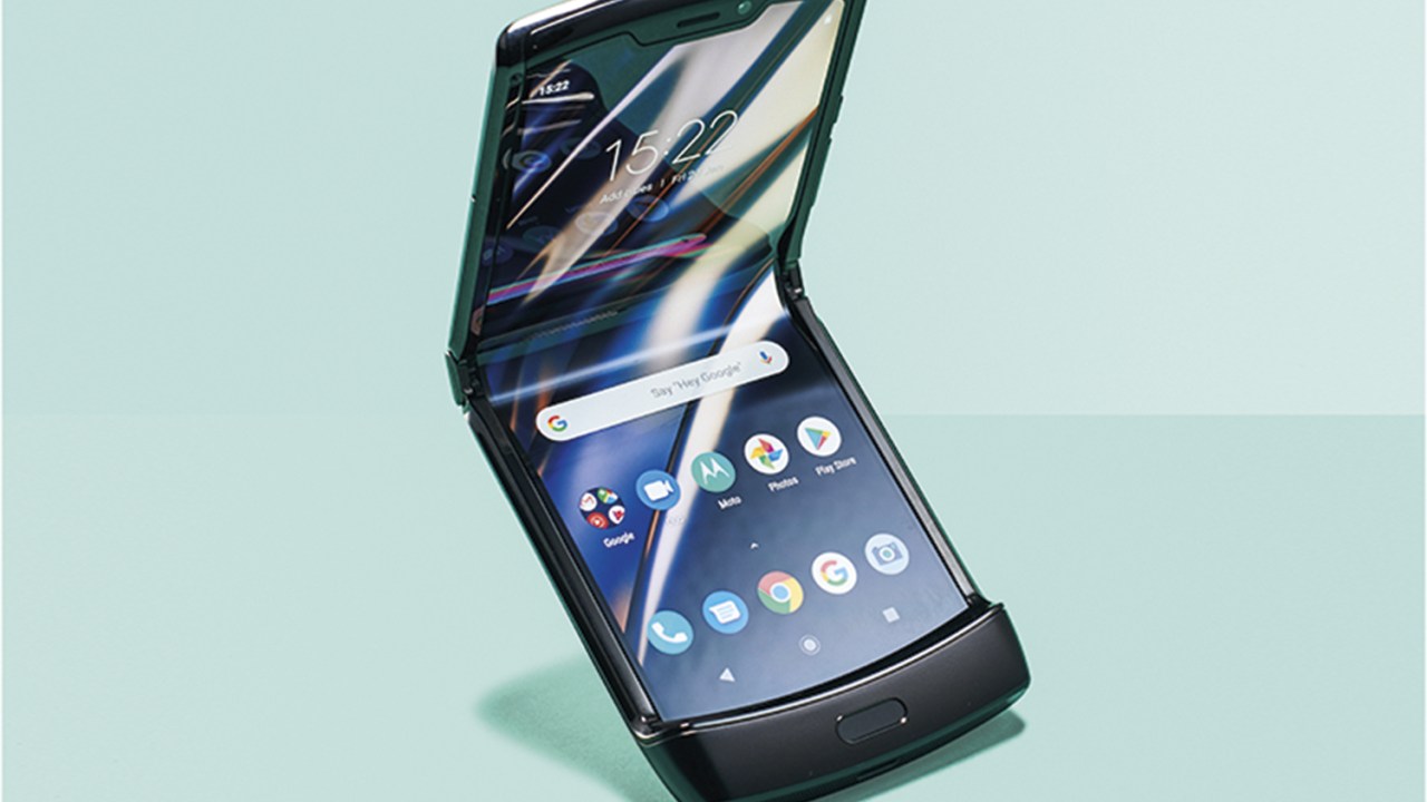 RAZR - O dobrável da Motorola, lançado em fevereiro de 2020, é o mais compacto de todos. Ao contrário de seus concorrentes, o objetivo é ganhar a dimensão de uma tela-padrão quando desdobrado. Seu design lembra os antigos flip phones -