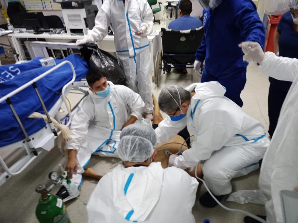 Paciente grave é atendido no chão em pronto-socorro 28 de Agosto, em Manaus