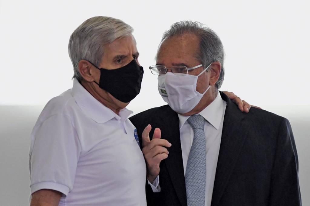 GRUPO DE RISCO - Heleno e Guedes: um vai se vacinar, o outro não abre o jogo -