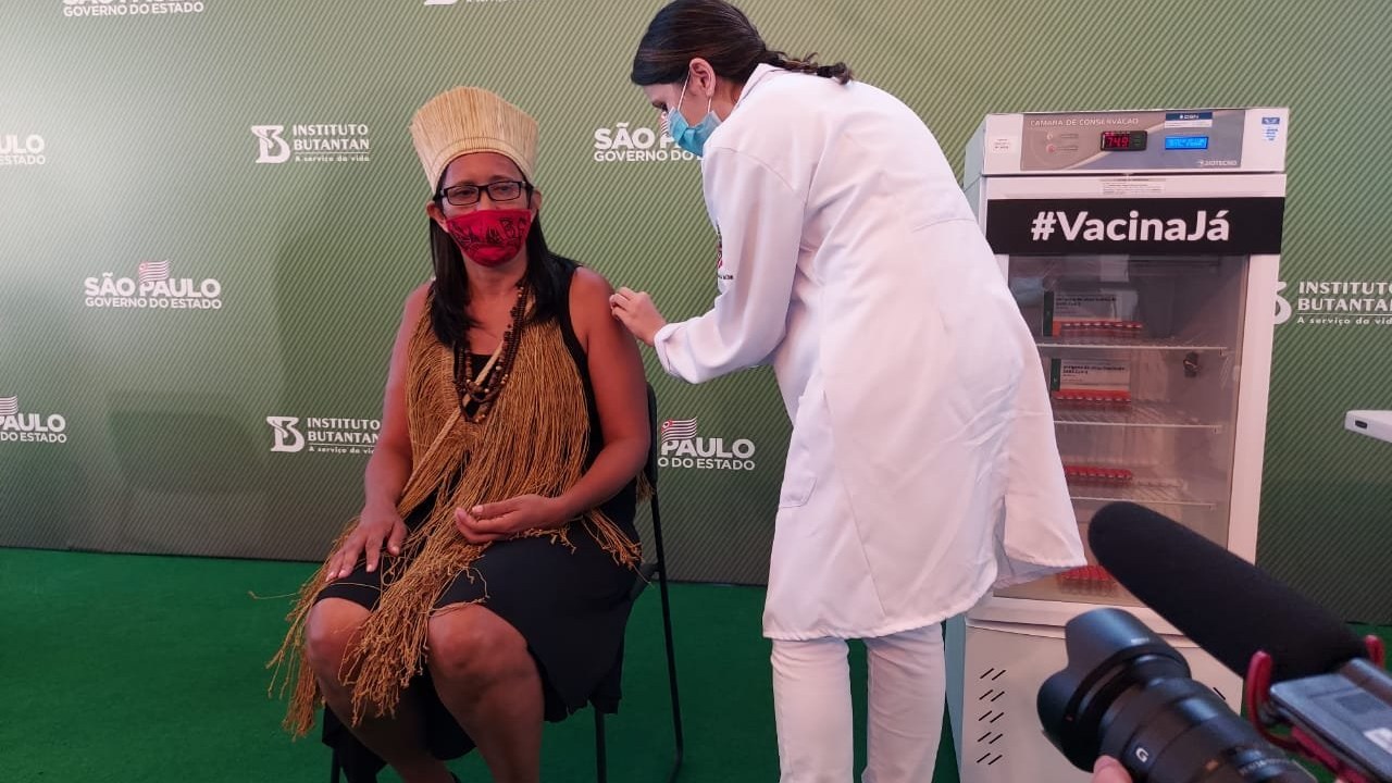 A técnica de enfermagem e assistente social Vanuzia Costa Santos, 50 anos, é a primeira indígena do Brasil a se vacinar contra a Covid-19.
