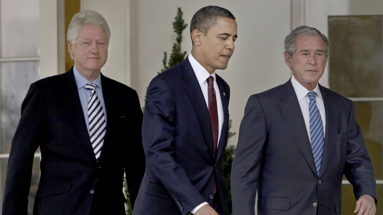 Os ex-presidentes Bill Clinton,, Barack Obama e George Bush