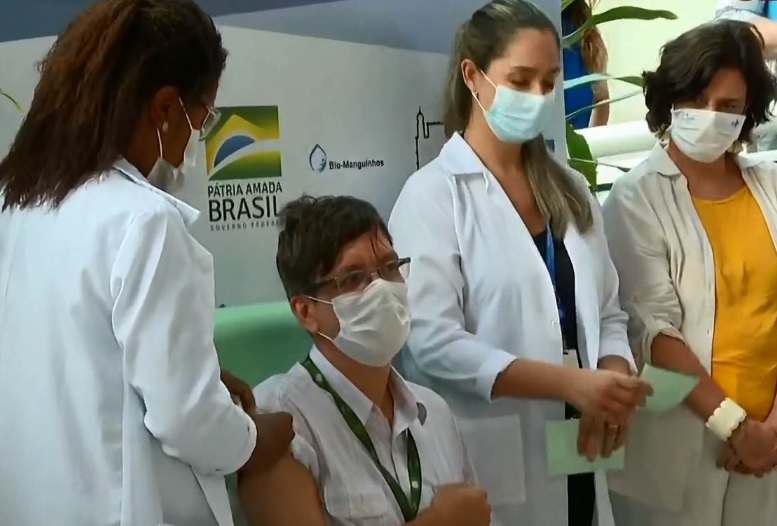 Vacinação: primeiro brasileiro a receber a vacina de Oxford é médico infectologista