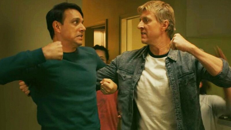 Os personagens Daniel Larusso e Johnny Lawrence brigam em 'Cobra Kai'