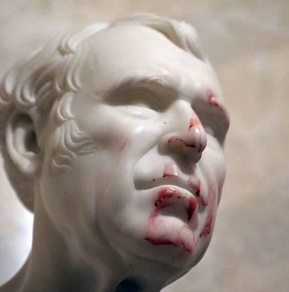 Busto de mármore do ex-presidente Zachary Taylor manchado de sangue após invasão ao Capitólio