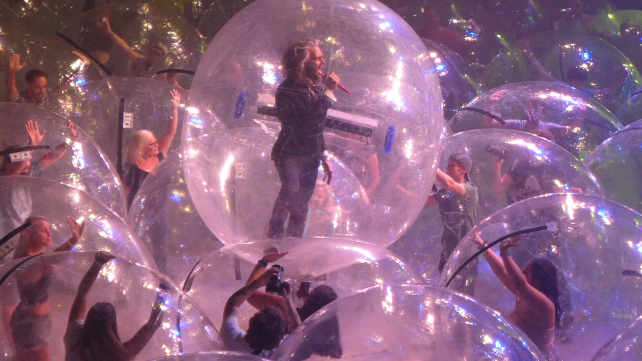 The Flaming Lips em shows 'Space Bubble Concerts', no fim de semana de 22 de janeiro de 2021, com público e banda dentro de bolhas de plástico e respeitando o distanciamento social.