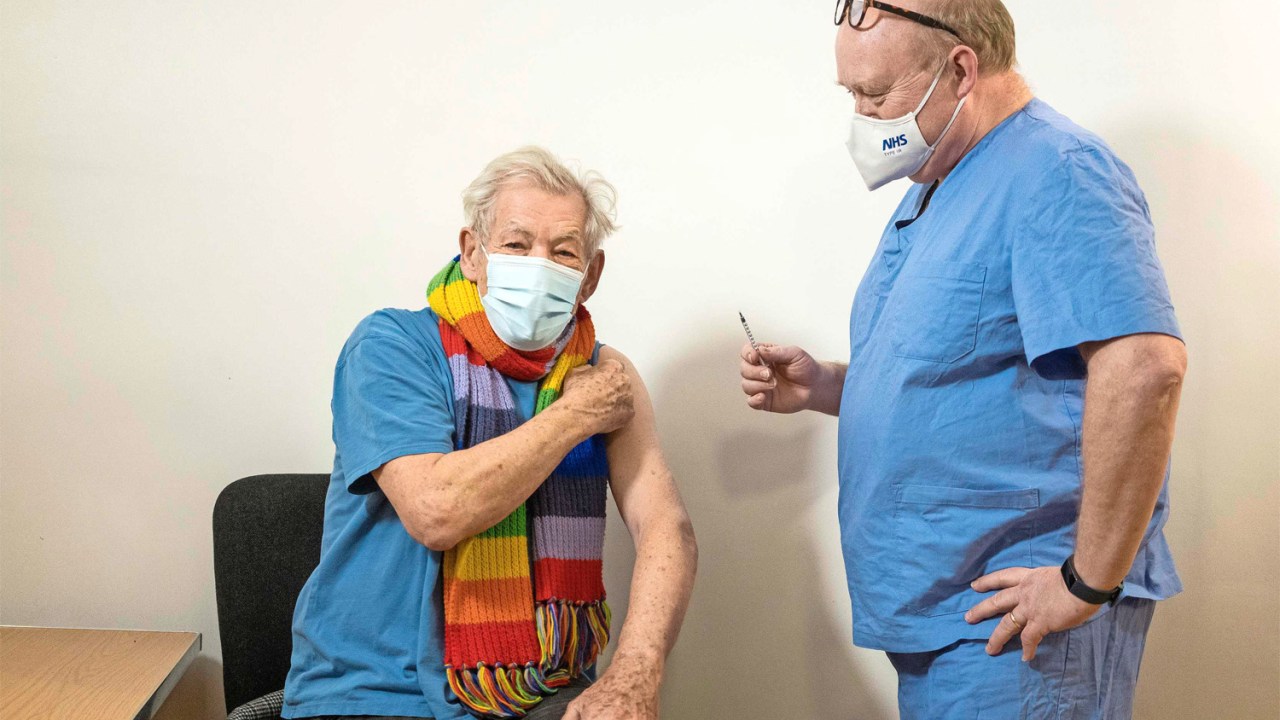 O ator Sir Ian McKellen recebe a vacina Pfizer-BioNTech, contra a Covid-19, em Londres.