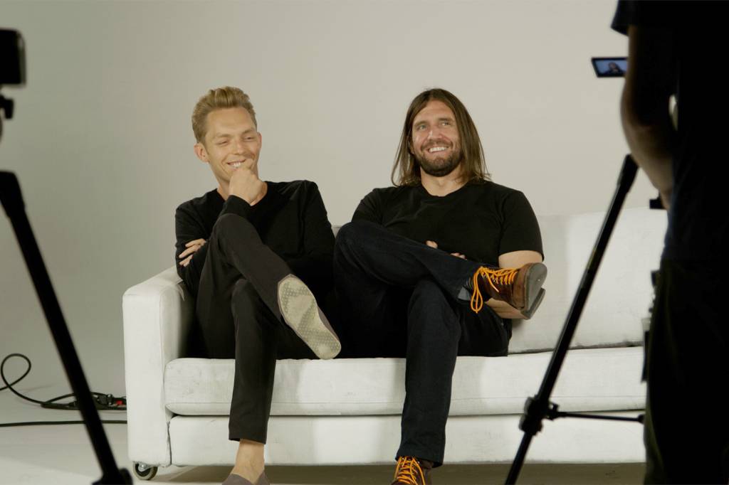 Joshua Fields Millburn e Ryan Nicodemus nos bastidores do documentário 'Minimalismo Já', da Netflix -