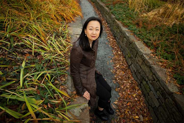 Min Jin Lee, autora do romance coreano 'Pachinko', em foto para a Universidade de Harvard