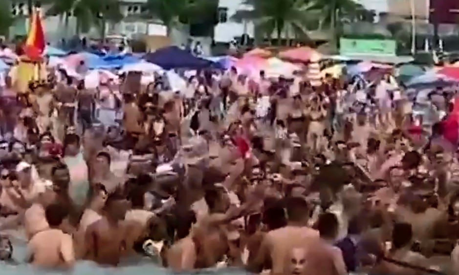 Centenas de banhistas cercaram Bolsonaro na Praia Grande