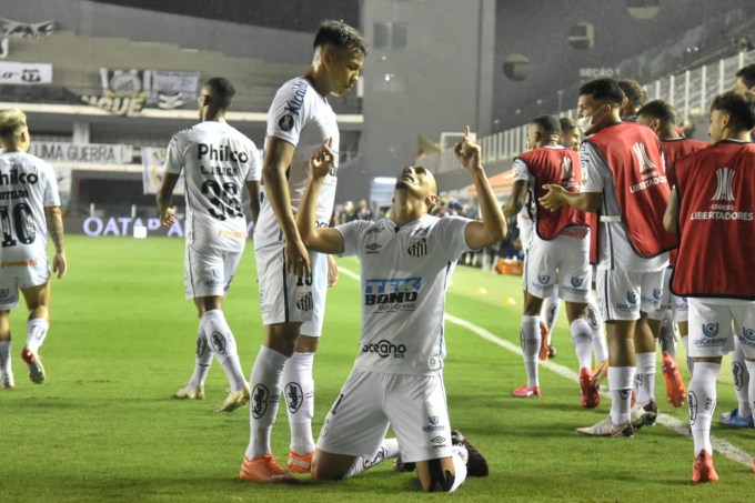 Pituca comemora o primeiro gol do Santos diante do Boca Juniors na Vila Belmiro