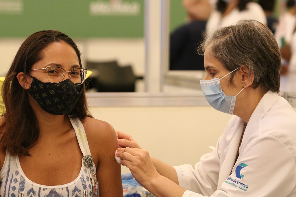 Vacinação contra covid-19 aos profissionais da saúde do Hospital das Clínicas, no Centro de Convenções Rebouças -