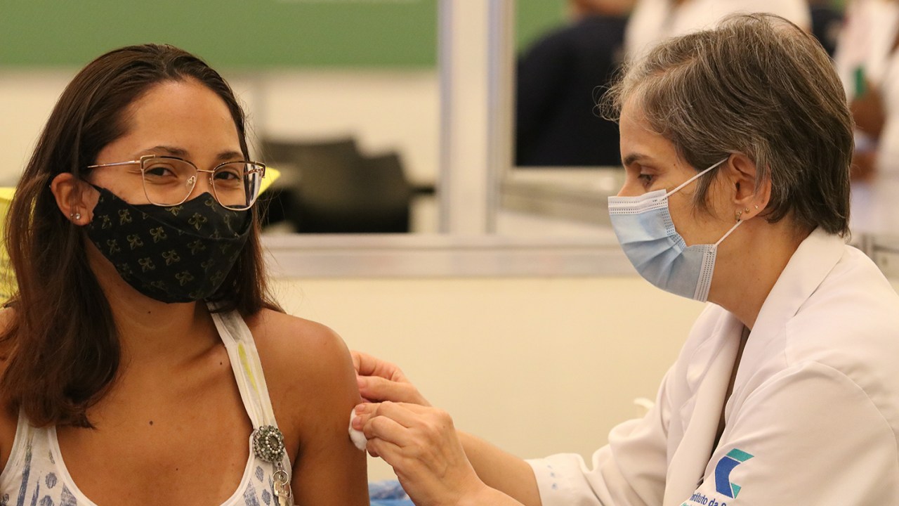 Vacinação contra covid-19 aos profissionais da saúde do Hospital das Clínicas, no Centro de Convenções Rebouças -