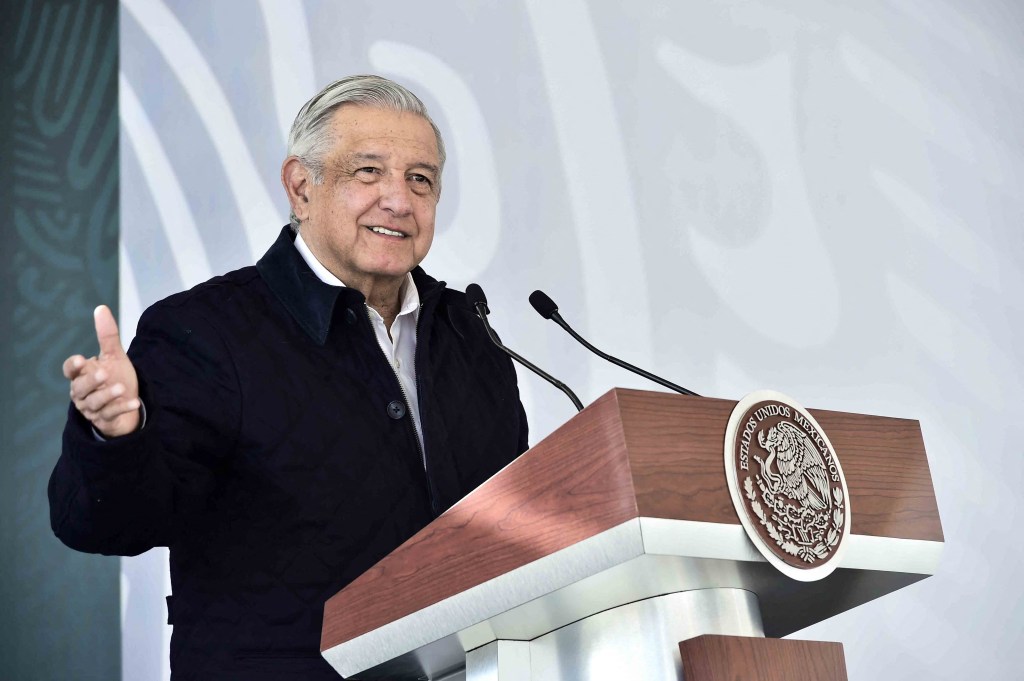 Depois de meses recusando-se a usar máscara ou abandonar suas viagens pelo país, o presidente Andres Manuel Lopez Obrador anunciou a infeção por coronavírus em 24 de janeiro.