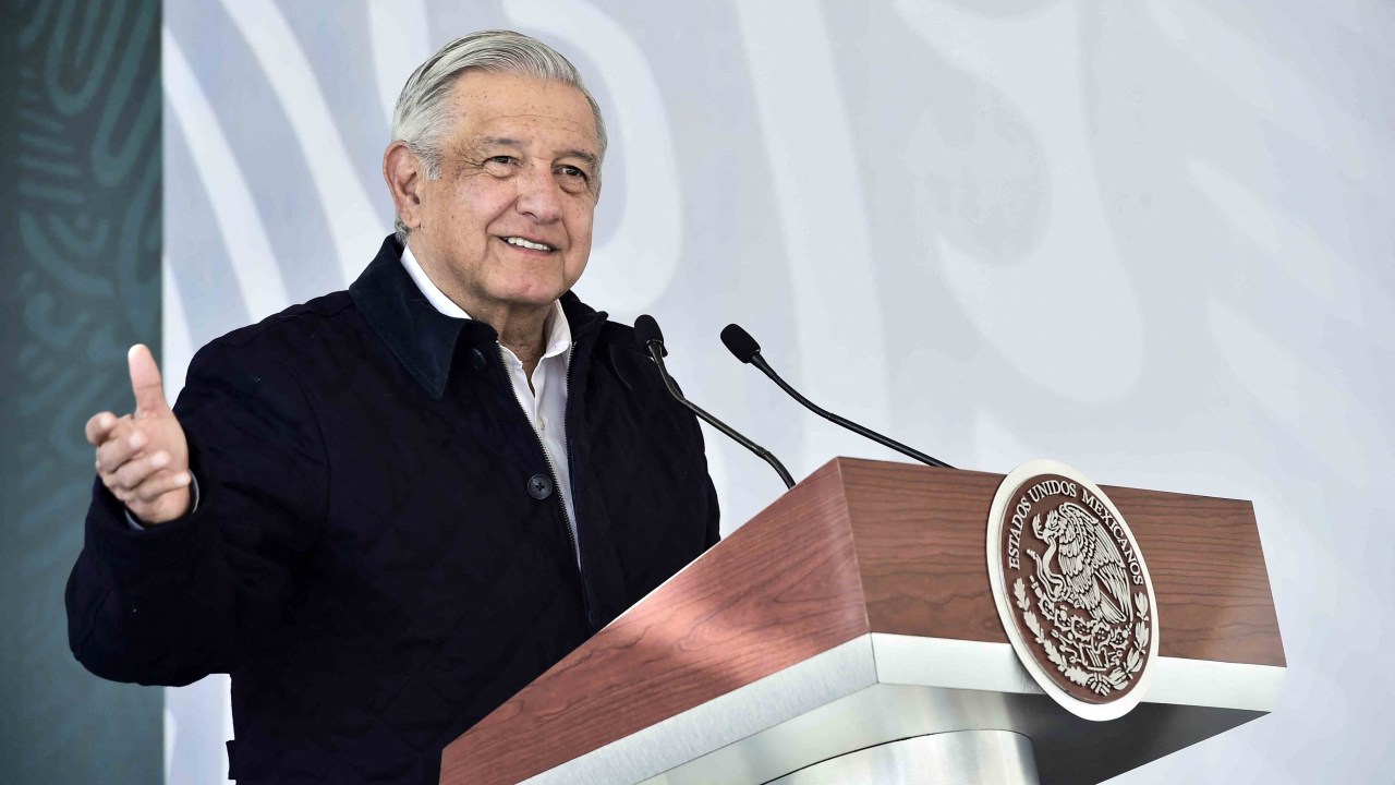 Depois de meses recusando-se a usar máscara ou abandonar suas viagens pelo país, o presidente Andres Manuel Lopez Obrador anunciou a infeção por coronavírus em 24 de janeiro.