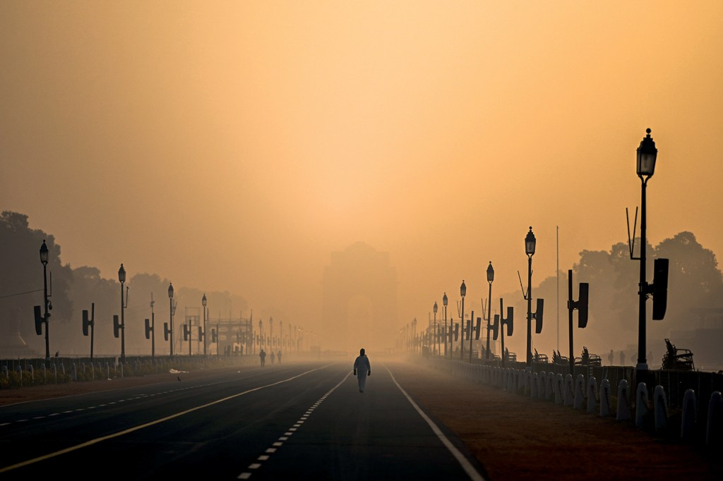 A PIOR - Homem caminha em meio a um nevoeiro em Délhi, na Índia: o país tem 21 das trinta cidades mais poluídas do planeta -