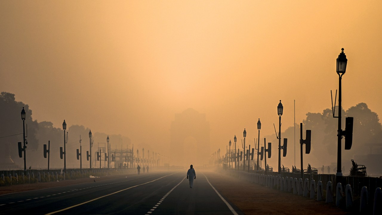 A PIOR - Homem caminha em meio a um nevoeiro em Délhi, na Índia: o país tem 21 das trinta cidades mais poluídas do planeta -