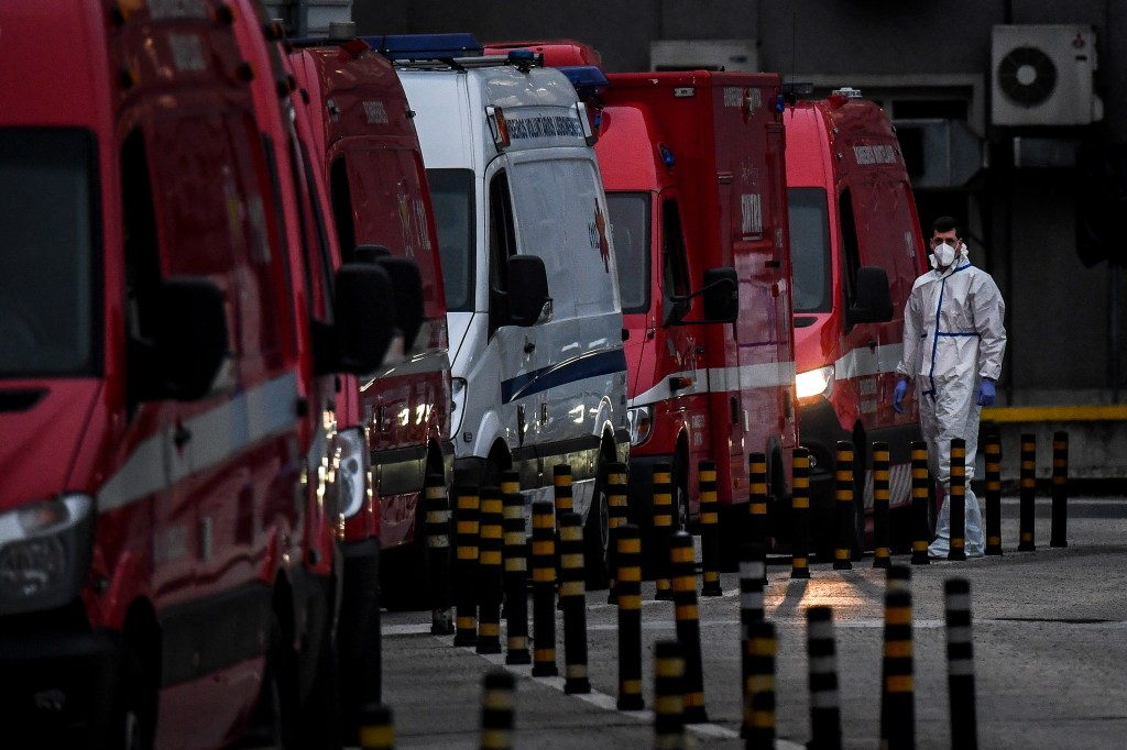 Fila de ambulâncias aguarda entrada no Hospital Santa Maria, em Lisboa - 28/01/2020