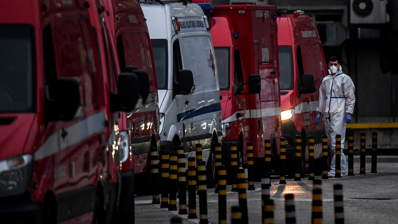 Fila de ambulâncias aguarda entrada no Hospital Santa Maria, em Lisboa - 28/01/2020