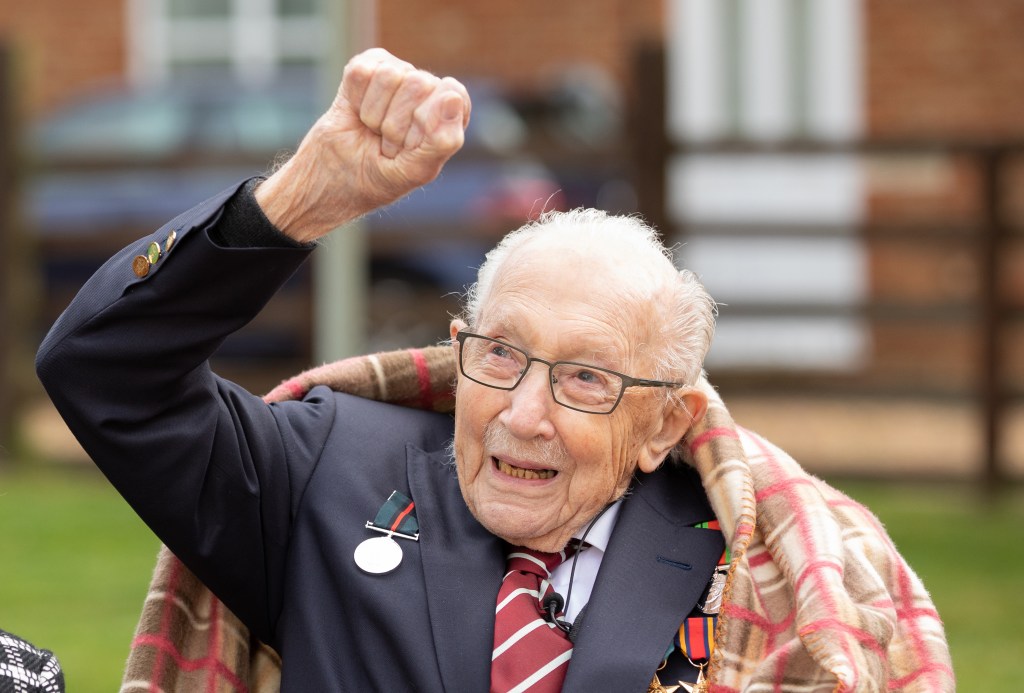 Tom Moore durante celebração de seu aniversário de 100 anos em Marston Moretaine, Inglaterra. 30/04/2020