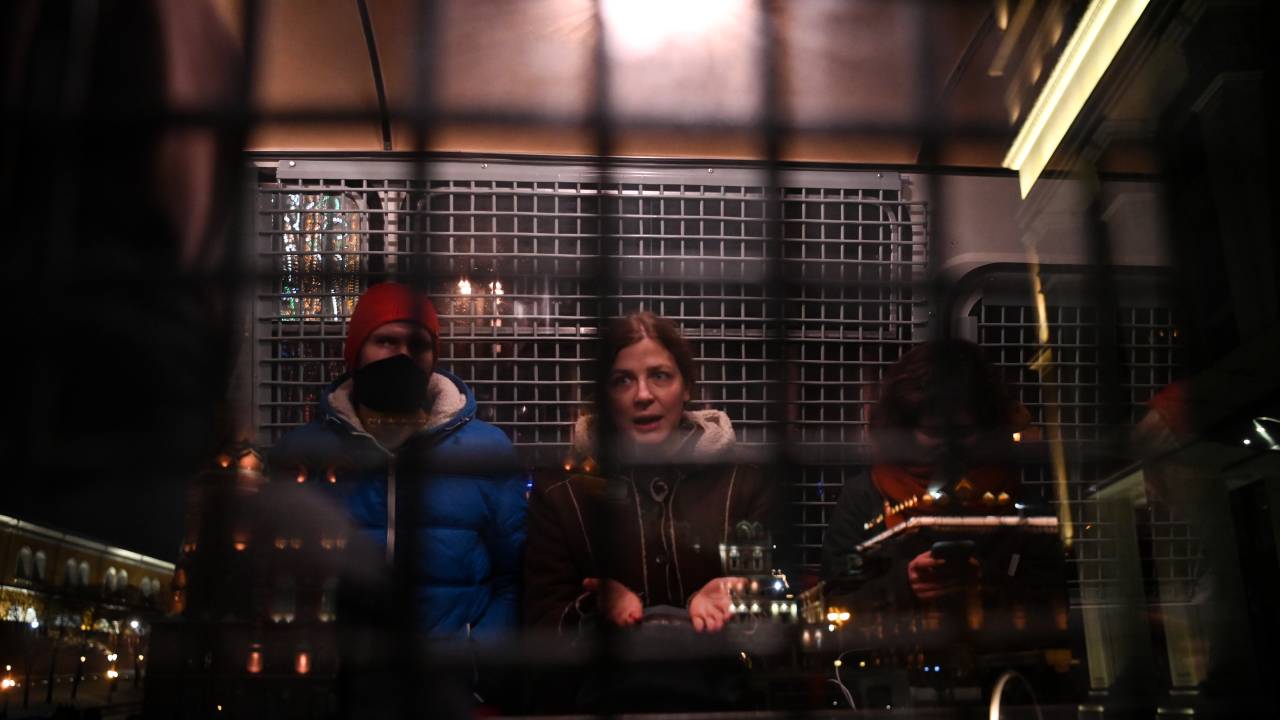 Manifestantes presos são fotografados em veículo da polícia em Moscou - 02/02/2020