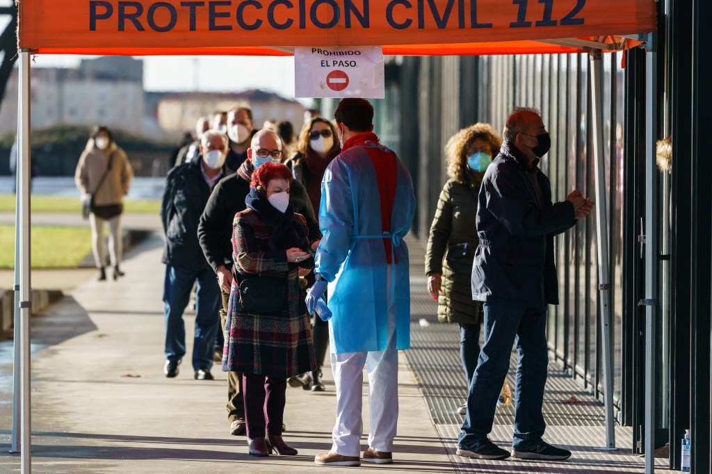 Moradores de León, no norte da Espanha, em fila para testes para Covid-19. 03/02/2021