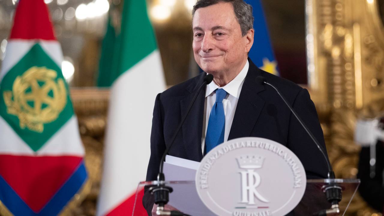 Former head of the BCE (European Central Bank) Mario Draghi looks on at the Quirinal palace after a meeting with the Italian president, in Rome, on February 3, 2021. - Italy's president is expected February 3, to ask Mario Draghi, the former head of the European Central Bank, to lead the country out of the devastating coronavirus pandemic after the coalition government collapsed. He called for unity after being charged by Italy's president to form a new government, saying the country faced a "difficult moment". (Photo by Alessandra TARANTINO / POOL / AFP)