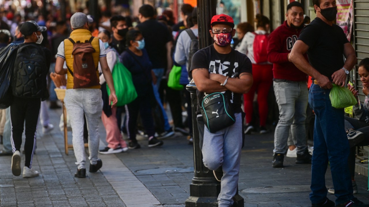 People are seen in downtown Mexico City, on February 3, 2021, amid the new coronavirus pandemic. - In spite of the deadly upsurge of the COVID-19, necessity pushes millions of Mexicans to the streets. (Photo by Pedro PARDO / AFP)