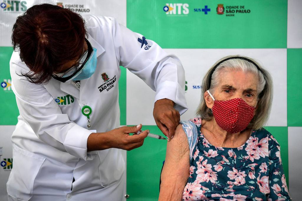 Covid: Brasil está em cenário de queda nas médias móveis de casos e mortes