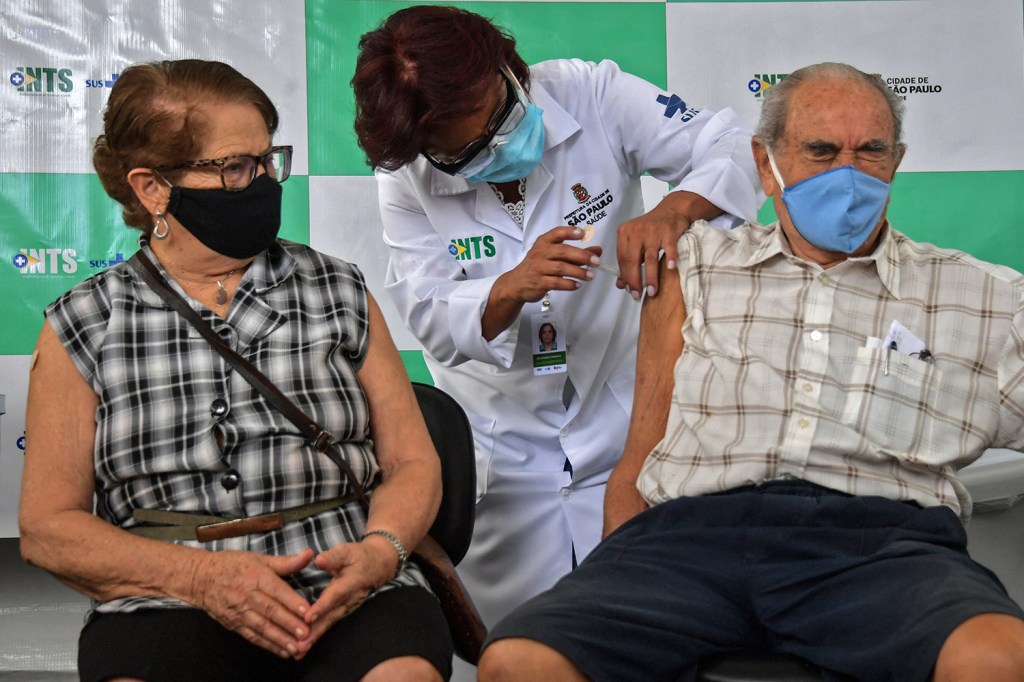 Um idoso é vacinado com a Coronavac contra a COVID-19, no primeiro dia de imunização de pessoas com mais de 90 anos, em São Paulo -