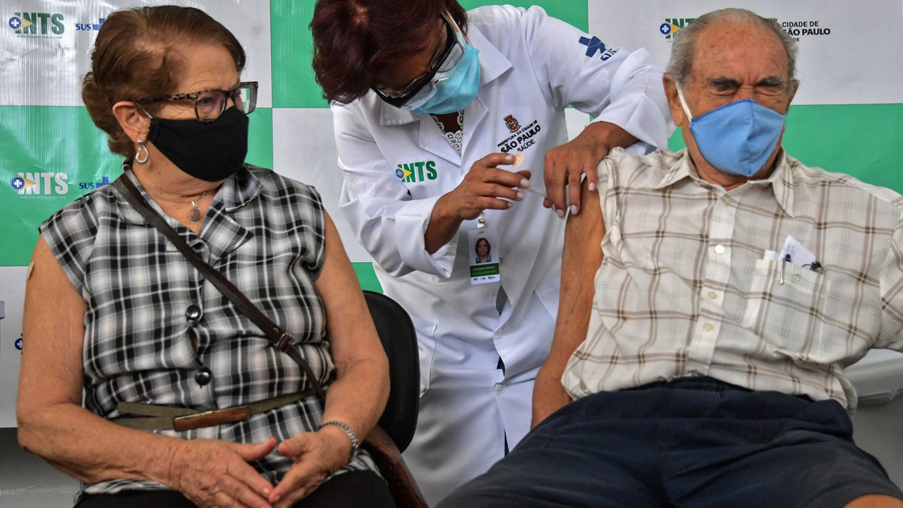 Um idoso é vacinado com a Coronavac contra a COVID-19, no primeiro dia de imunização de pessoas com mais de 90 anos, em São Paulo -