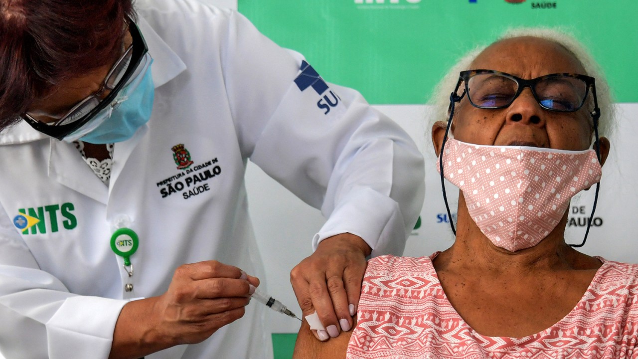 Mulher idosa é vacinada com a Coronavac contra COVID-19, no primeiro dia de imunização de pessoas com mais de 90 anos, em São Paulo -