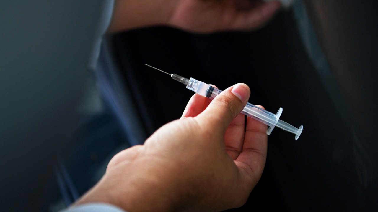 Um profissional de saúde manipula uma dose da vacina Coronavac em uma unidade no centro de vacinação, no Rio de Janeiro -