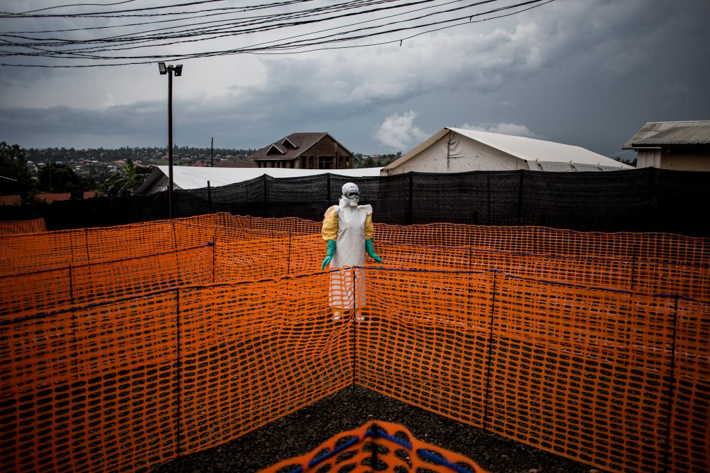 Profissional de saúde espera para lidar com um novo paciente de Ebola não confirmado em um centro de tratamento de Ebola (ETC) apoiado por MSF (Médicos Sem Fronteiras) em 7 de novembro de 2018 em Bunia, República Democrática do Congo.