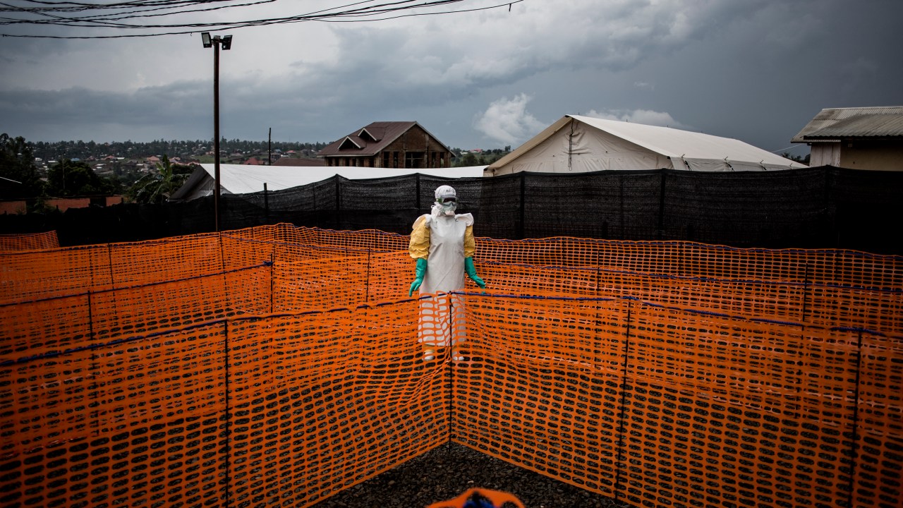 Profissional de saúde espera para lidar com um novo paciente de Ebola não confirmado em um centro de tratamento de Ebola (ETC) apoiado por MSF (Médicos Sem Fronteiras) em 7 de novembro de 2018 em Bunia, República Democrática do Congo.