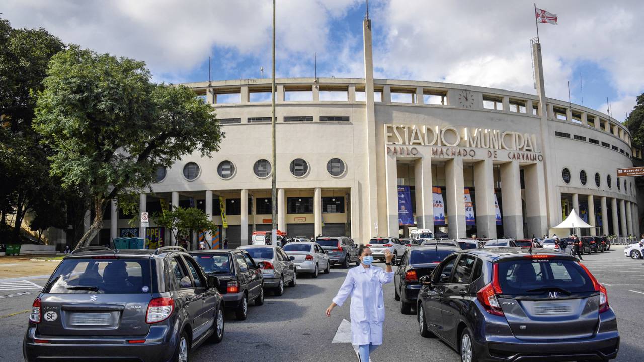BRASIL - Fila de carros para a imunização de idosos no Estádio do Pacaembu, em São Paulo: um bom começo, mas há ainda muita estrada -