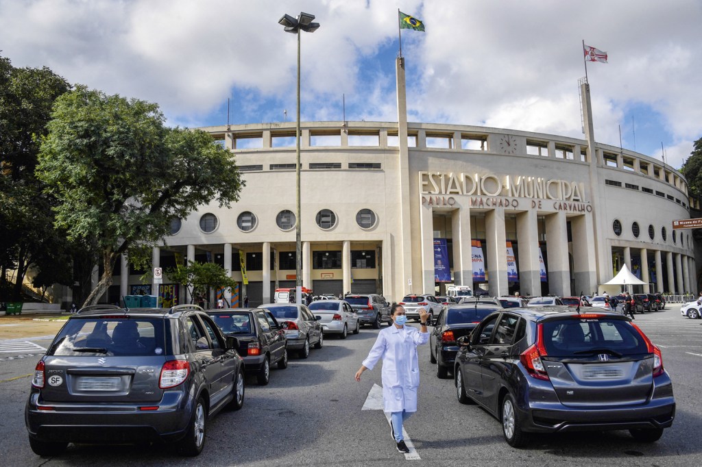 BRASIL - Fila de carros para a imunização de idosos no Estádio do Pacaembu, em São Paulo: um bom começo, mas há ainda muita estrada -