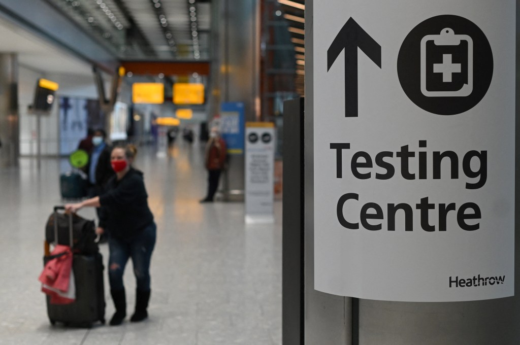 Placa indica centro de testes para Covid-19 no aeroporto Heathrow, em Londres. 09/02/2021