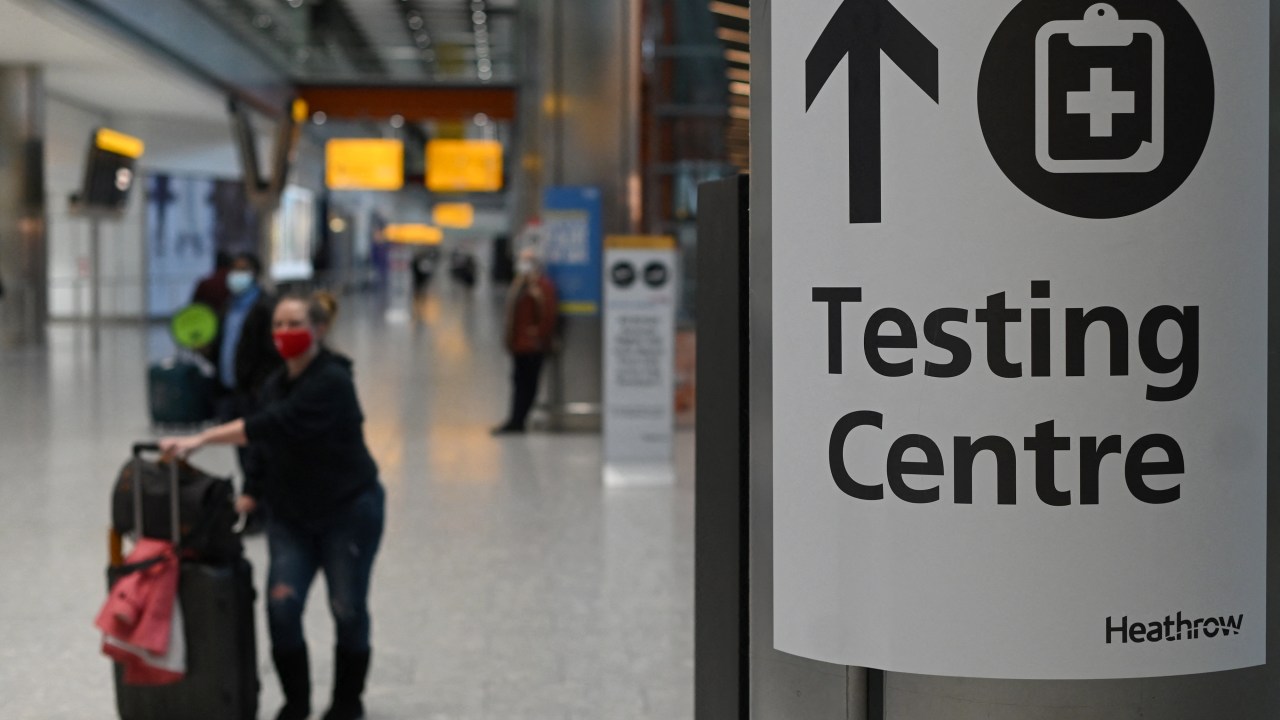 Placa indica centro de testes para Covid-19 no aeroporto Heathrow, em Londres. 09/02/2021