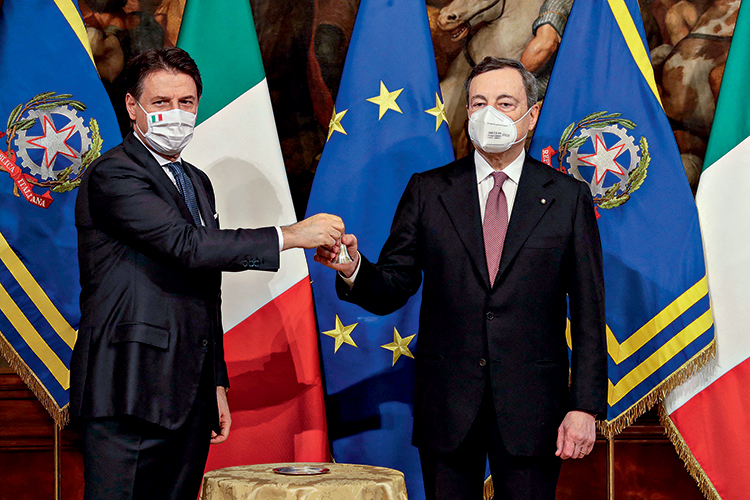 NOVA DIREÇÃO - Conte (à esq.) entrega a sineta de primeiro-ministro a Draghi: adesão quase total ao governo que entra -