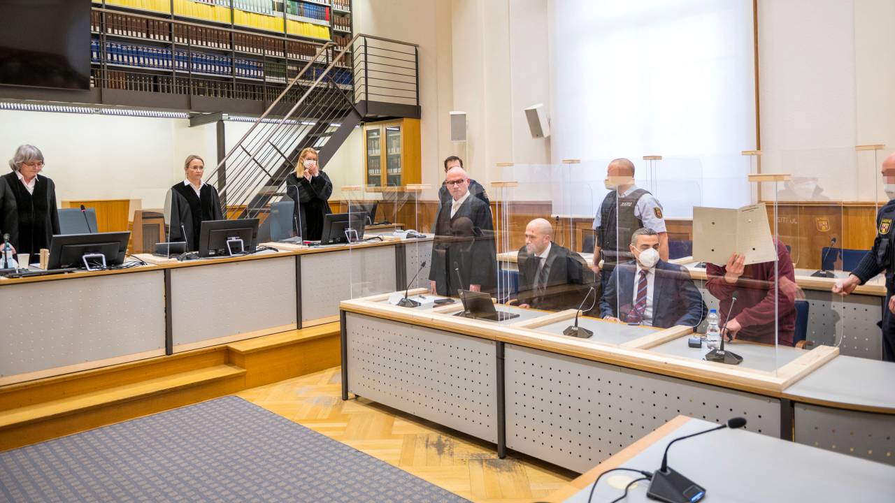 Juíza Anne Kerber, à esquerda, se apresenta antes de dar o veredicto ao réu sírio Eyad al-Gharib, acusado de crimes contra a humanidade no primeiro julgamento desse tipo a emergir do conflito na Síria, em Koblenz, Alemanha. 24/02/2021
