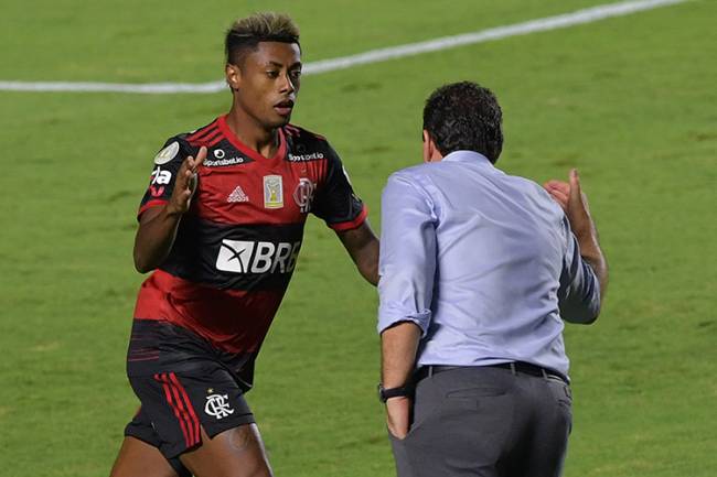Bruno Henrique cumprimenta o técnico Rogério Ceni após gol no Morumbi -