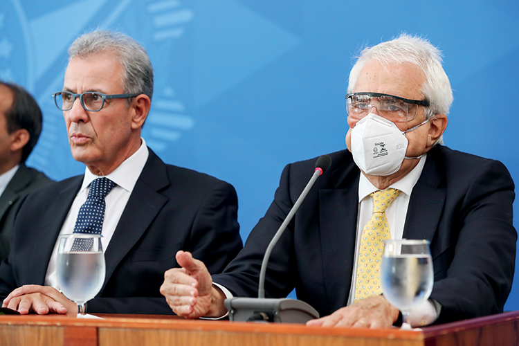 SAÍDA RUINOSA - Castello Branco (de máscara): até o trabalho remoto serviu de motivo para críticas de Bolsonaro -